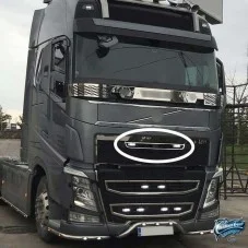 Entourage inox sur calandre Volvo FH4 2013 à 2020