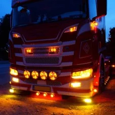 Vue de la calandre du camion avec les Modules LED Oranges pour Feux de Route Scania Next Generation - Compatibles