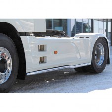 Côté gauche du camion avec Rampes inox sous carénages Daf XF Euro 6 2019 empattement 3800mm avec LEDS