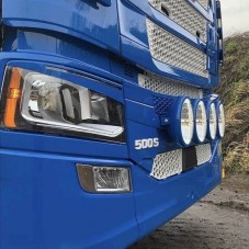 Support de phare longue portée installé sur le pare du camion Scania