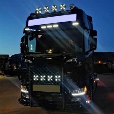 Phare longue portée LED Sarox9 sur camion poids lourd dans la nuit