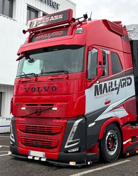 Camion décoré Volvo FH5 Transports Maillard avec nos équipements