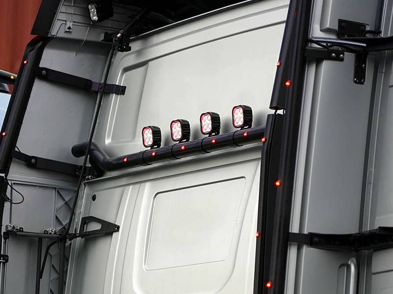 Feu de Travail Lazer Utility 50 veilleuse Rouge option Flash sur camion poids lourd