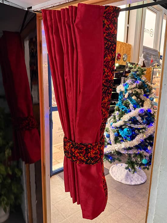 Description rideaux latéraux pour camion en velours rouge et bordure en tissu danois rouge Custom Truck Concept