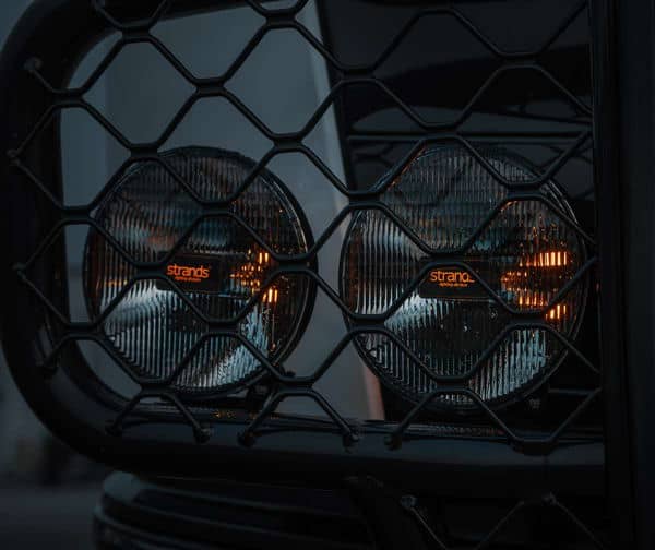 Phare longue portée 9 pouces IZE LED OG 12-36V dans calandre de camion