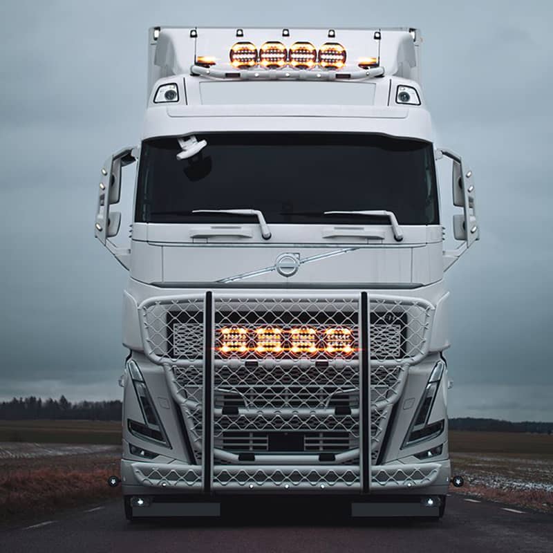Phare longue portée LED flash Lazer Sentinel Highline noir 9 pouces sur camion Volvo FH5
