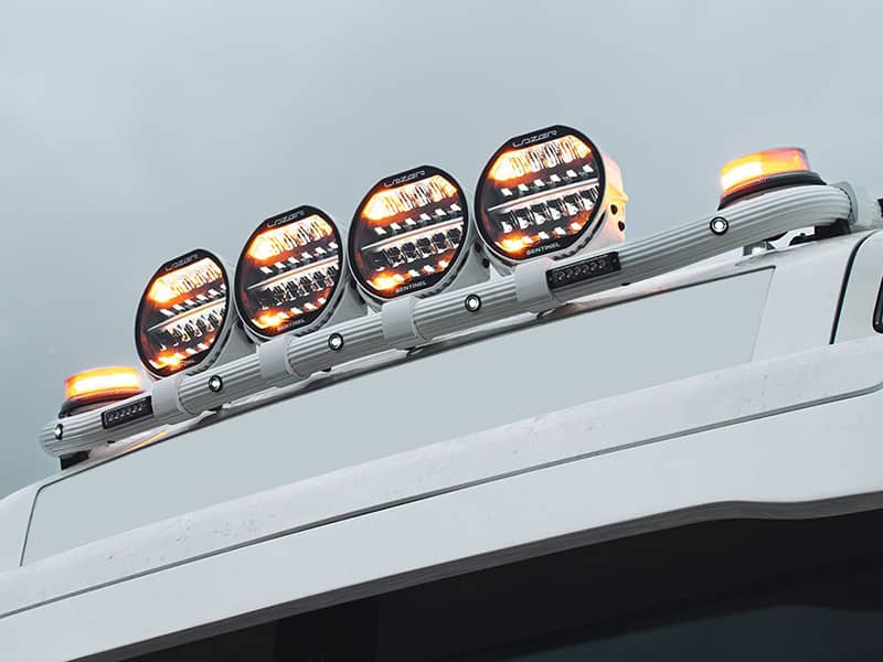 Phare longue portée LED flash Lazer Sentinel Highline noir 9 pouces sur toit de camion Volvo