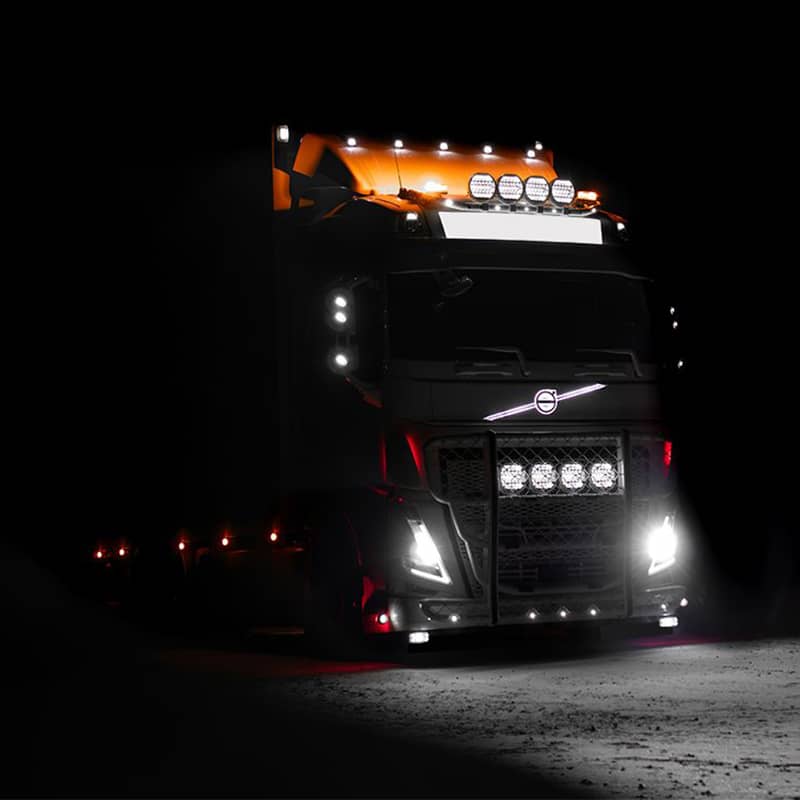 Phare longue portée LED flash Lazer Sentinel Highline noir 9 pouces sur camion Volvo