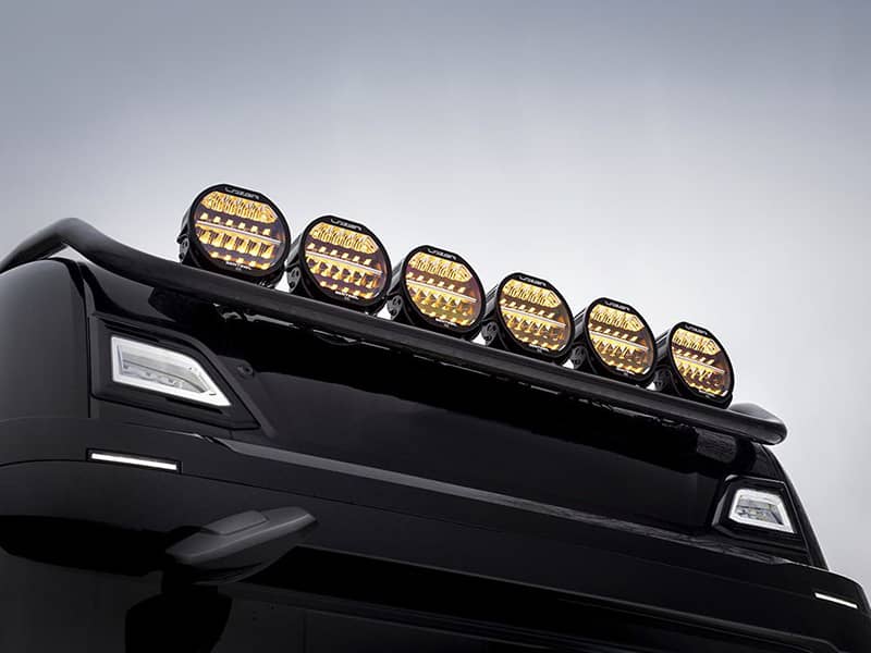 Phare longue portée LED flash Lazer Sentinel Highline noir 9 pouces sur toit de camion Scania