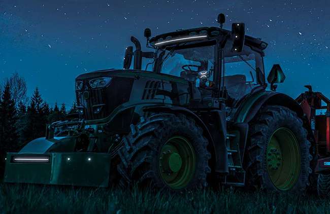 Tracteur avec Rampe Barre Led Siberia XPA sur tracteur agricole